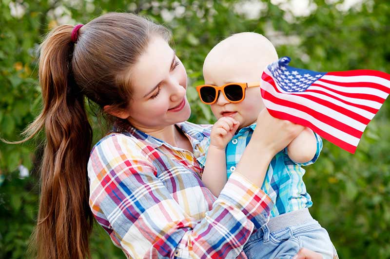 Amerikansk mor med spædbarn