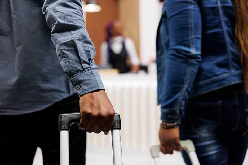 inmigrantes deportados con maletas