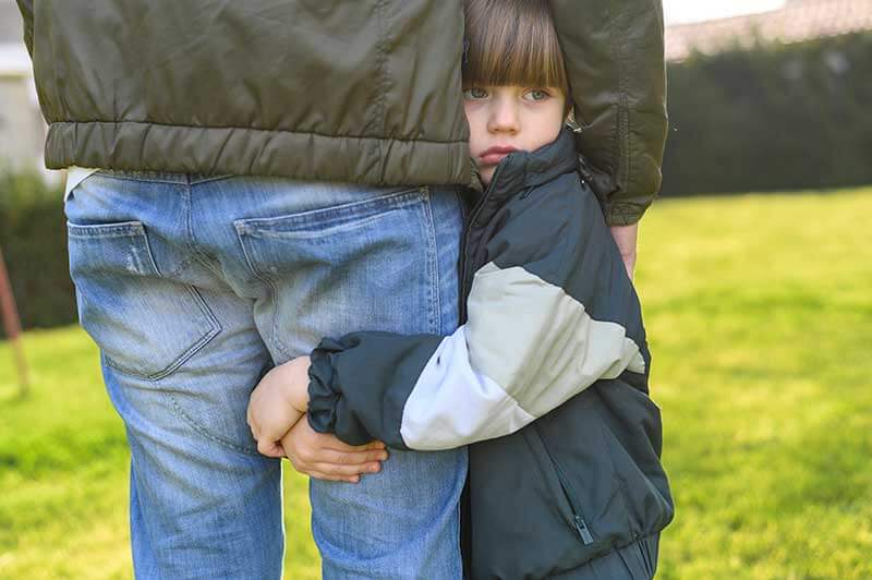 niño alejado de su familia