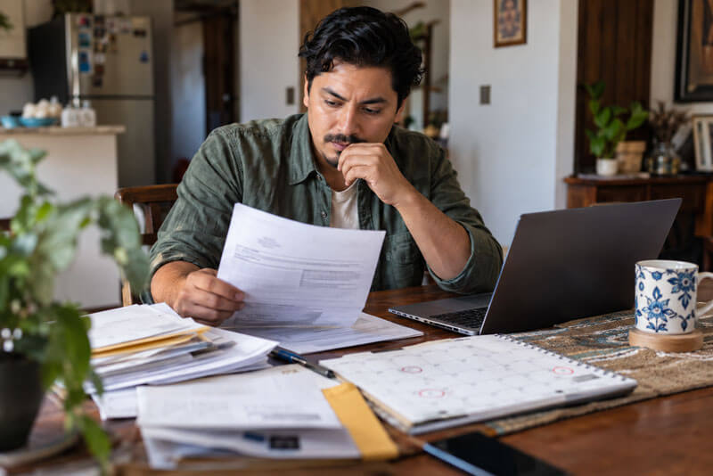 Inmigrante revisa documentos y fechas límite para reinscribirse al TPS en Estados Unidos